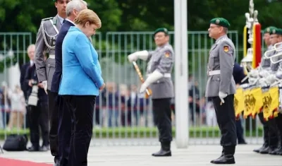 La canciller alemana Angela Merkel volvió a sufrir hoy un nuevo episodio de temblores, el tercero en pocas semanas, durante el acto de recepción al primer ministro de Finlandia, Antti Riine, en la Cancillería de Berlín.