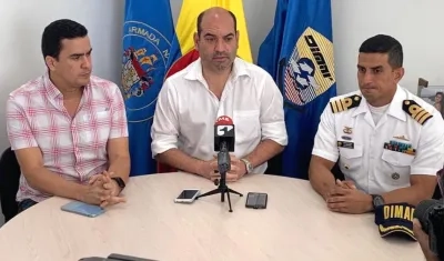 El Director de Asoportuaria, Lucas Ariza; el Director de Cormagdalena, Pedro Pablo Jurado y el Capitán de Puerto, Carlos Urbano Montes.