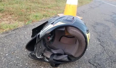 El casco de uno de los pasajeros de la moto.