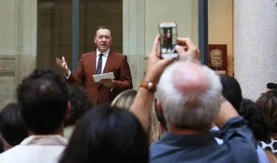 El actor Kevin Spacey recitando un poema en Roma.