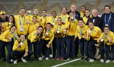 La jugadoras de la selección con las medallas de oro.
