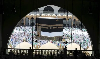 Cada año alrededor de dos millones de fieles de todo el mundo viajan a La Meca.