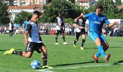 Paulo Dybalao remata para gol en el amistoso contra la Juventus. 