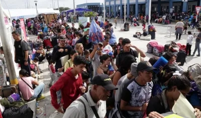 Venezolanos en el Centro Binacional de Atención Fronteriza (Cebaf) en la ciudad fronteriza de Tumbes (Perú), para intentar ingresar al país por la frontera norte con Ecuador. 