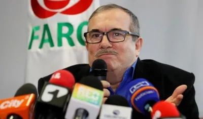 El líder del partido de la FARC, Rodrigo Londoño, en declaraciones ante los medios este jueves, en Bogotá.