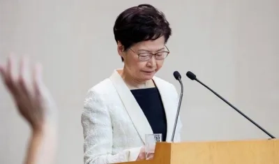 La líder hongkonesa retira el polémico proyecto de ley para frenar la violencia. 