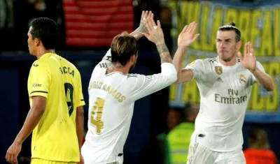 Gareth Bale se felicita con Sergio Ramos. 