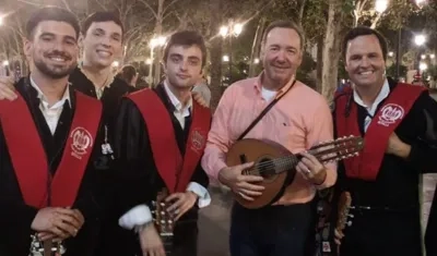 El actor Kevin Spacey junto a músicos universitarios.