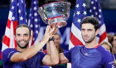 Juan Sebastián Cabal y Robert Farah, con el trofeo del US Open. 
