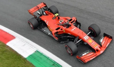 Charles Leclerc a bordo de su monoplaza Ferrari. 