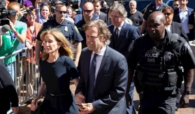 La actriz Felicity Huffman con su esposo William H. Macy en camino al juicio.