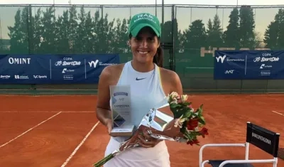 María Paulina Pérez con el trofeo de ganadora. 