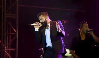 El cantante Ricky Martin en medio de su presentación.