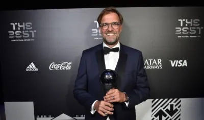  Jurgen Klopp, técnico del Liverpool, con el trofeo The Best. 