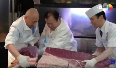 El empresario Kiyoshi Kiyomura cortando el atún que adquirió en subasta.