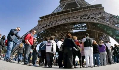 Imagen de visitantes de la Torre Eiffel.