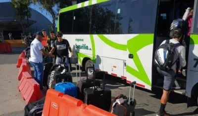 Deportistas abordando los buses de Expreso Brasilia. 