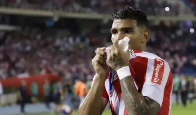 Rafael Pérez besa la camiseta de Junior. 