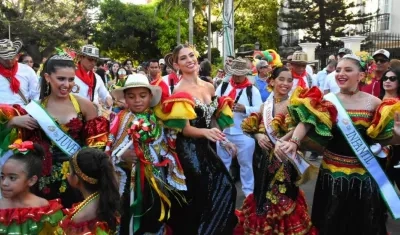 La Reina del Carnaval Isabella Chams junto a Reyes infantiles y capitanas del Country en el desfile.