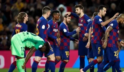 Lionel Messi celebra con sus compañeros una anotación. 