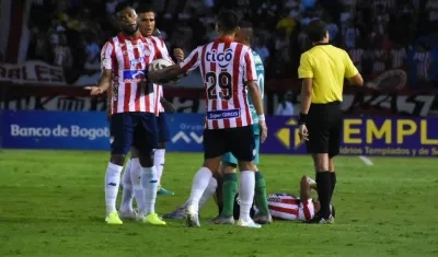 Miguel Ángel Borja y Teófilo Gutiérrez reclaman a un árbitro tras una falta. 