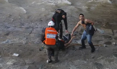 El joven cayó al río desde un puente tras un forcejeo con carabineros en medio de una protesta.