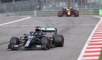 Lewis Hamilton, piloto británico, en su monoplaza. 