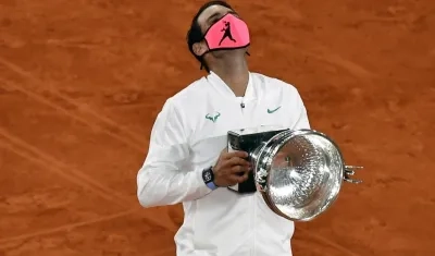 Rafael Nadal, con su trofeo de campeón. 
