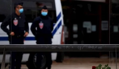 La Policía francesa custodia el lugar donde un docente de historia fue decapitado.