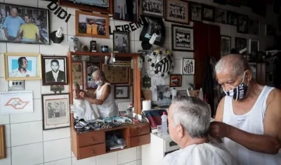 Didi en su peluquería, que es un museo en honor a Pelé. 