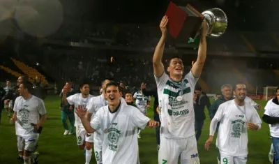 Jugadores de Plaza Colonia celebran el título de 2016. 