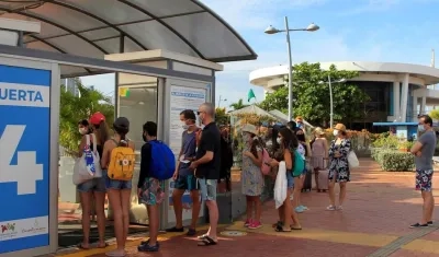 Turistas hacen fila para abordar una lancha en Cartagena
