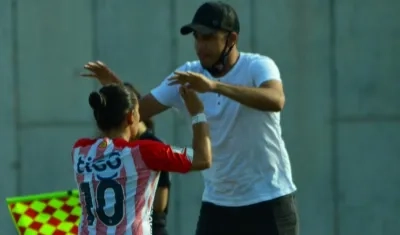 Omar Ramírez, técnico de las Tiburonas, felicita a Angie Castañeda por su gol. 