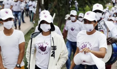 Exguerrilleros de las FARC caminan hoy por las calles de Quetame (Colombia). 