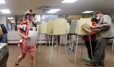 Varias personas votan de manera anticipada en un colegio electoral de Ravenna, Ohio.