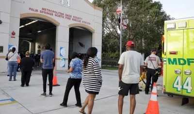 Votantes esperan en línea para entrar a una estación de bomberos en Miami, Florida, donde votarán.