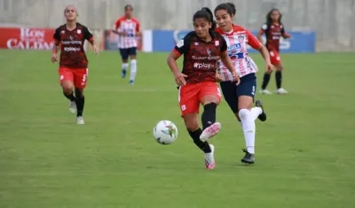 Orianica Velásquez presiona a una contraria. 