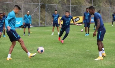 Jugadores de Ecuador realizan un entrenamiento. 