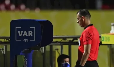 El árbitro Juan Gabriel Benítez chequea una jugada en el VAR. 