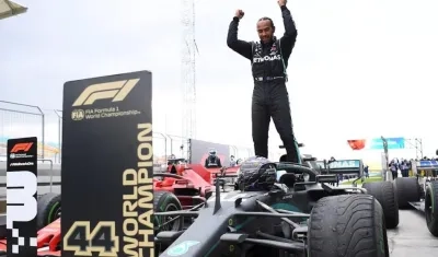 Lewis Hamilton, piloto británico, festeja el título mundial. 