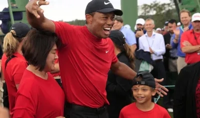 Tiger Woods con su hijo Charlie. 