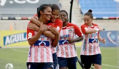 Daniela Arias celebra su gol con Andrea Pérez. 