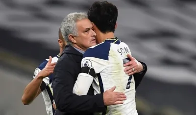 José Mourinho felicita a su goleador Son Heung-min.
