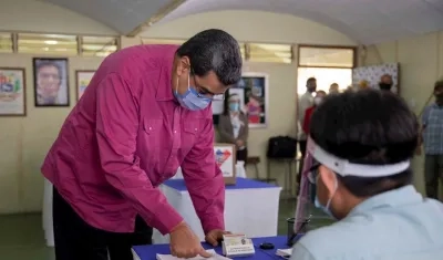  El presidente venezolano, Nicolás Maduro, vota hoy en un centro electoral de Caracas (Venezuela).