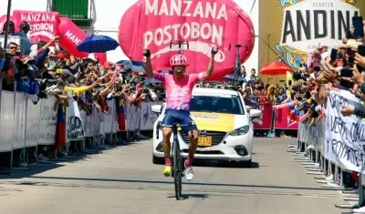 Sergio Higuita curza la meta para coronarse campeón. 