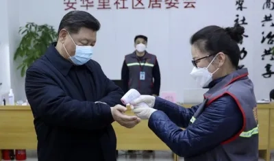 El presidente Xi Jinping (izquierda) visita un centro de salud comunitario en Beijing a principios de este mes para inspeccionar las medidas de contención.