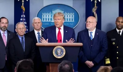 Presidente Trump y miembros de su gobierno, durante la rueda de prensa sobre el coronavirus.
