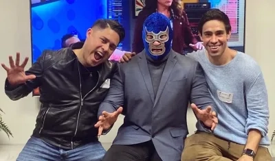 El luchador mexicano Blue Demon Jr. junto a los productores Eugenio Villamar y Dan Carrillo Levy.
