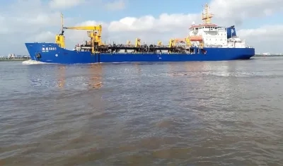 La draga Hang Jun 5001, trabajando en el puerto de Barranquilla.