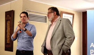 El Secretario de Desarrollo Económico, Miguel Vergara, y el consultor internacional Sergio González Rubiera.